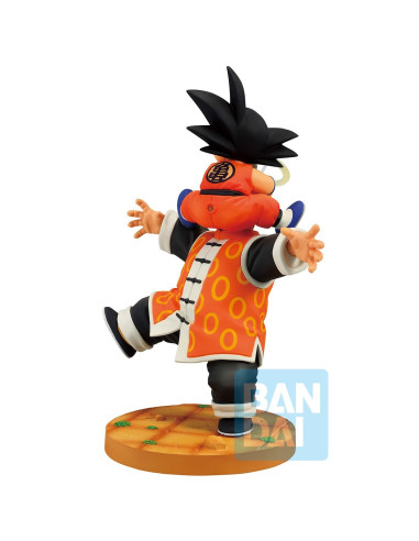 Vue latérale de la figurine, montrant Goku agrippé à Gohan en pleine pose de mouvement.