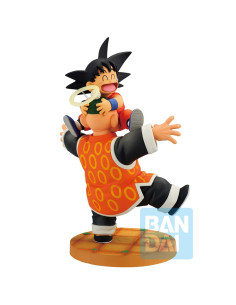 Figurine Ichibansho de Goku enfant joyeux chevauchant le dos de son grand-père Gohan, avec son auréole