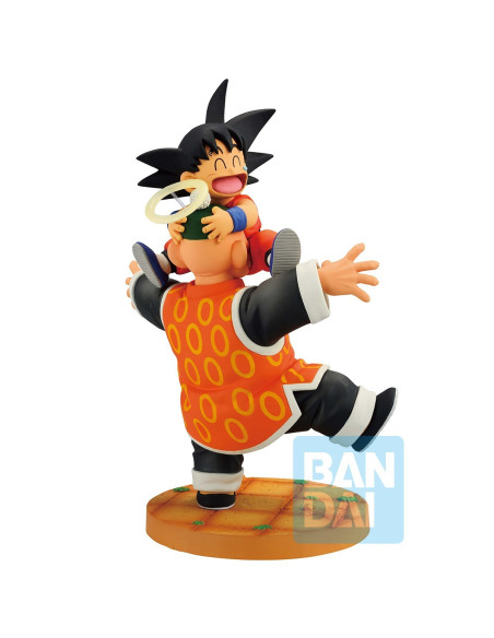 Figurine Ichibansho de Goku enfant joyeux chevauchant le dos de son grand-père Gohan, avec son auréole