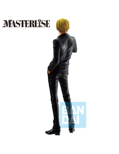 Vue de dos de la figurine, montrant les détails de sa tenue.