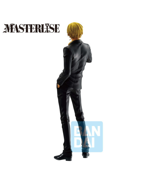 Vue de dos de la figurine, montrant les détails de sa tenue.