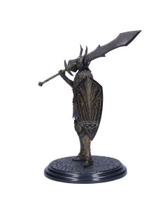 Figurine du Chevalier Noir de Dark Souls, en pose menaçante avec son épée et son armure sculptée 2
