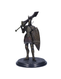 Figurine du Chevalier Noir de Dark Souls, en pose menaçante avec son épée et son armure sculptée