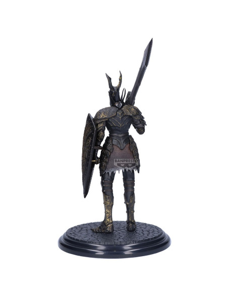 Vue de dos de la statuette, révélant le travail de la sculpture sur le bouclier et l'armure arrière