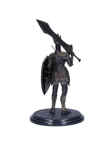 Vue de dos de la statuette, révélant le travail de la sculpture sur le bouclier et l'armure arrière