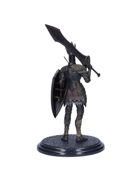 Vue de dos de la statuette, révélant le travail de la sculpture sur le bouclier et l'armure arrière