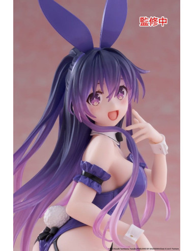Gros plan sur le visage de la figurine, montrant l'expression douce et le maquillage délicat