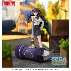 Figurine Alina Clover Luminasta de face, avec son grand marteau et un clin d'œil