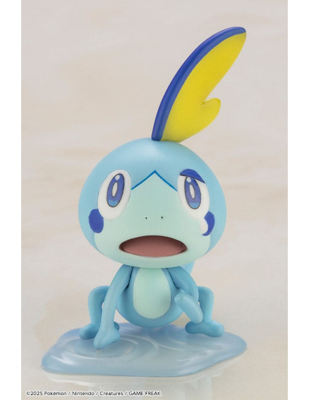 Gros plan du visage de la figurine Gloria et du Pokémon Larméléon