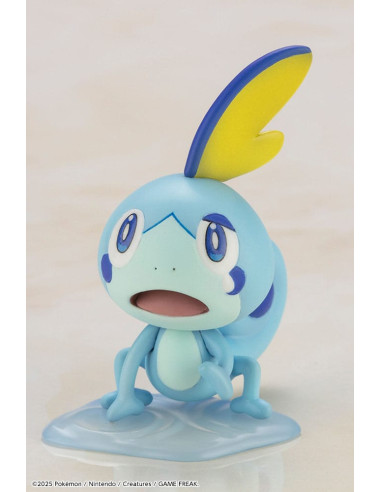 Gros plan du visage de la figurine Gloria et du Pokémon Larméléon