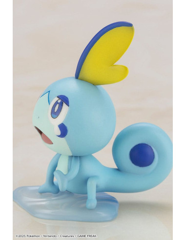 Gros plan du visage de la figurine Gloria et du Pokémon Larméléon
