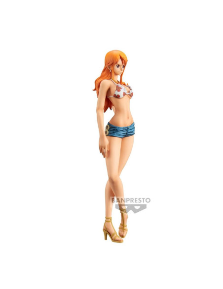 Profil de la figurine Nami, montrant la posture élégante et les détails de sa tenue