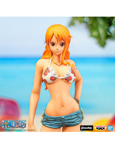 Figurine Nami Grandista Nero de face, en pose confiante avec son bikini et son short 2