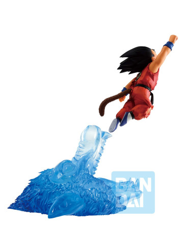 Profil de la figurine Son Goku, soulignant l'expression de son visage et les plis de son uniforme