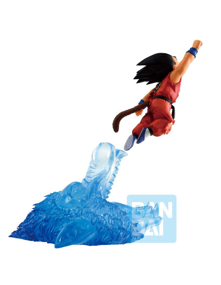 Profil de la figurine Son Goku, soulignant l'expression de son visage et les plis de son uniforme