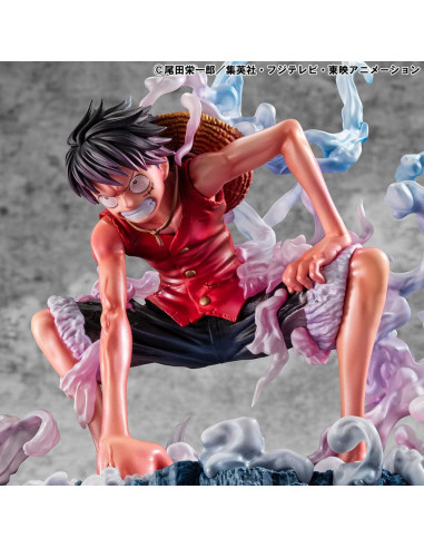 Vue d'ensemble de la figurine depuis un angle bas, mettant en valeur la puissance de la pose