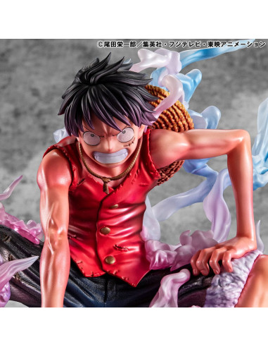 Gros plan sur le torse et le visage de la figurine, détaillant les effets de vapeur et le visage de Luffy