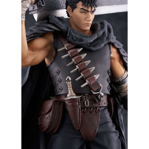Gros plan sur figurine de Berserk Guts , dévoilant tout l'équipement que porte notre Sombre épéiste noir