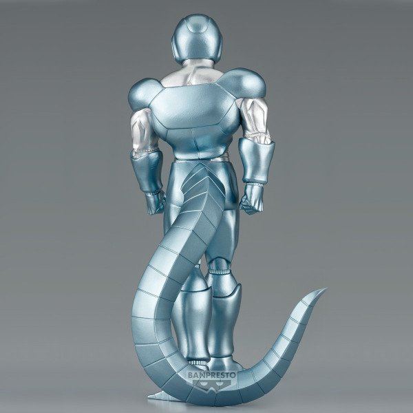 Vue de dos de la statuette, révélant la conception de sa queue et les détails de son armure