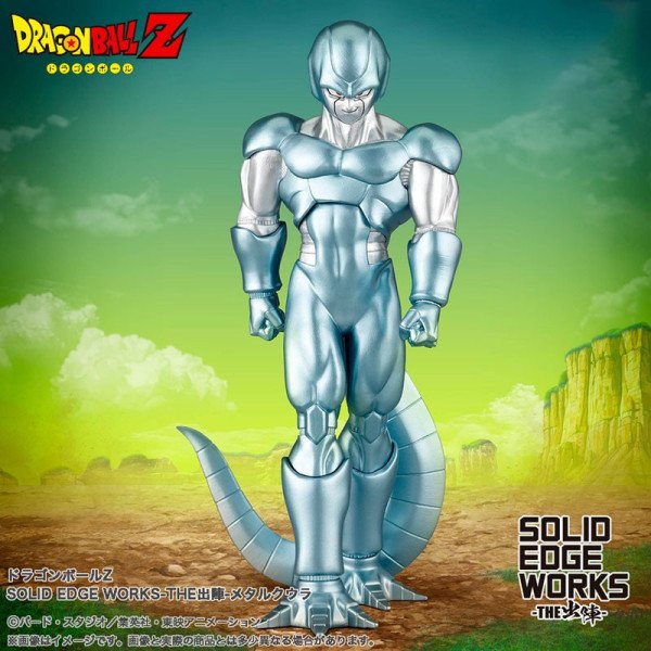 Figurine de Metal Cooler de face, pose imposante avec armure métallique brillante sur un décors de l'univers dragon ball Z