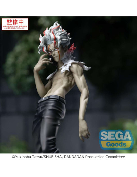 Profil de la figurine de Okarun, soulignant les détails de sa transformation
