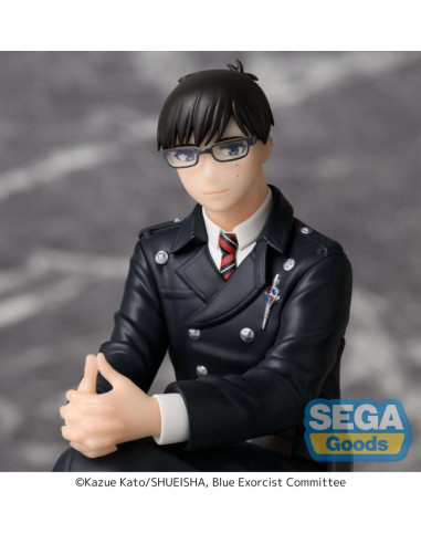 Gros plan sur visage de la figurine de Yukio, soulignant les détails de son uniforme et ses lunettes