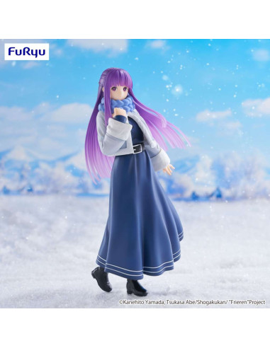 Figurine Fern Trio-Try-I­T de face, manteau d’hiver blanc et écharpe bleu clair — Frieren