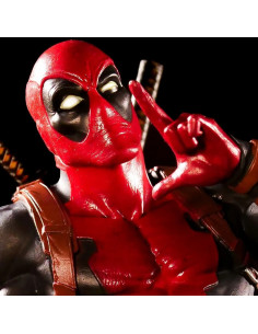 Figurine de Deadpool Marvel Gallery de face, sur son diorama du camion de tacos 2