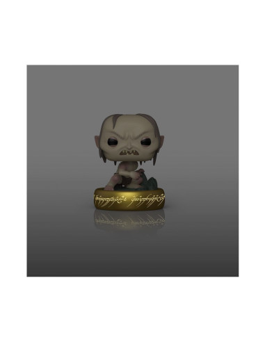 Vue de face avec effet Glow in the dark de la pop de Gollum, sur son socle représentant l'anneaux