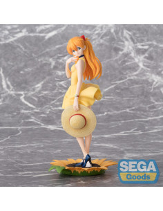 Figurine d'Asuka Langley Summer Dress SEGA Luminasta de face, tenant son chapeau sur fond de champ de tournesol 2