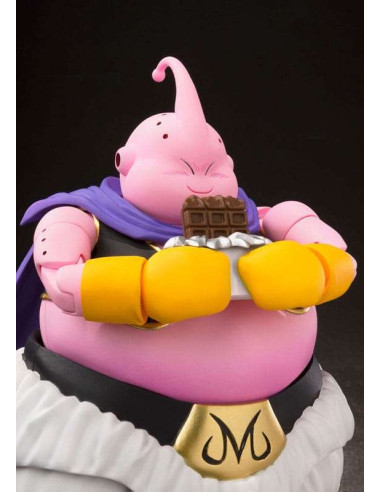 Gros plan de la figurine Majin Buu Good en pose iconique, mettant en valeur l'accessoire indispensable la tablette de chocolat
