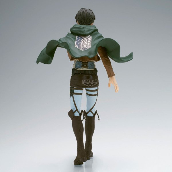 Vue arrière de la figurine Eren Yeager Grandista avec l’emblème du Bataillon d’Exploration