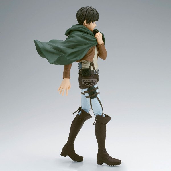 Vue de profil gauche de la figurine Eren Yeager Grandista mettant en valeur le mouvement du manteau