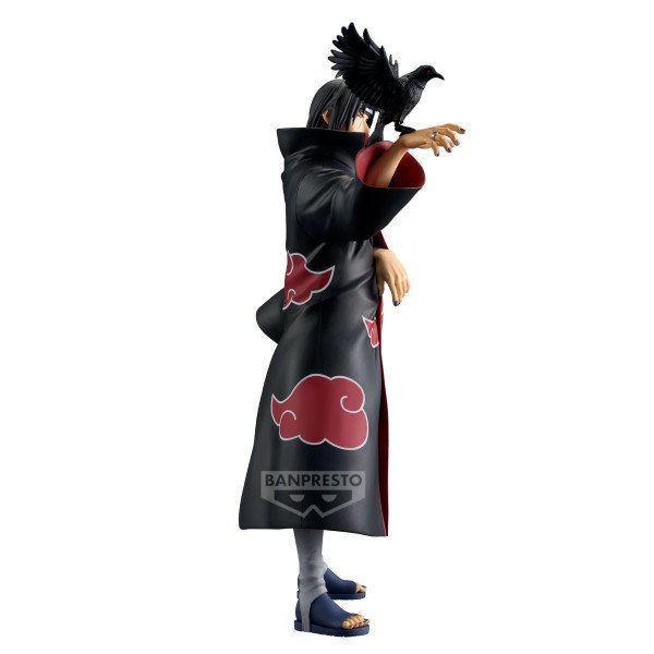 Vue de profil gauche de la figurine Itachi Uchiha Grandista Special Edition Banpresto montrant le manteau Akatsuki et le corbeau