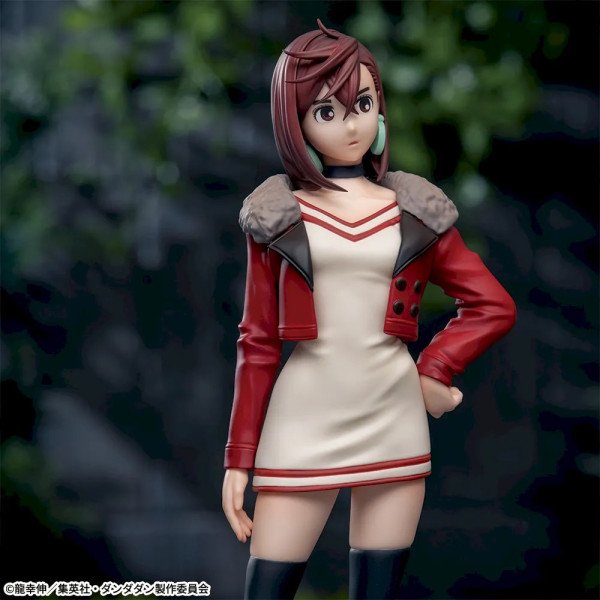 Close-up figurine Momo Ayase Dandadan Luminasta version 1.5 outdoor