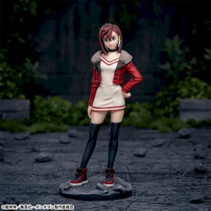 Figurine Momo Ayase Dandadan Luminasta en situation décor urbain