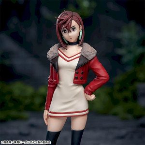 Figurine Momo Ayase Dandadan Luminasta en situation décor urbain 2