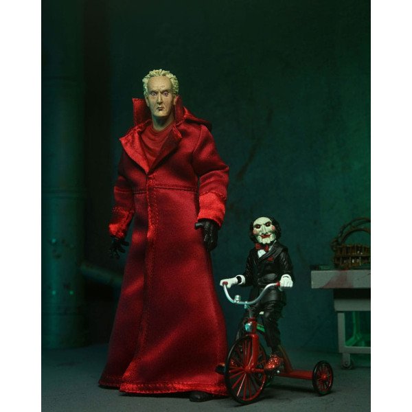 Figurine de collection Jigsaw John Kramer Saw Ultimate par NECA en PVC avec Billy le pantin en mise en scène
