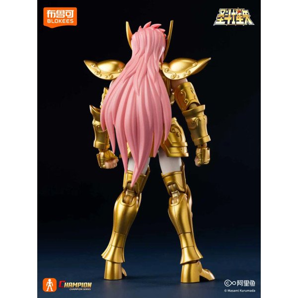 Vue arrière de la figurine de Aquarius Camus Saint Seiya par Blokees Champion Class montrant l’armure d’or et la chevelure.