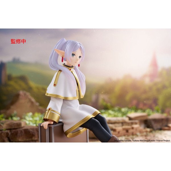 Profil gauche de la figurine Frieren Desktop Cute Figure Trunk Case Ver. assise sur sa malle