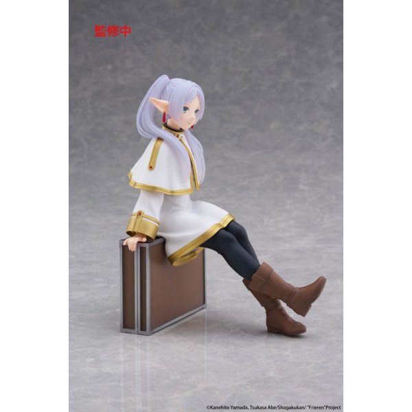 Profil droit de la figurine Frieren Desktop Cute Figure Trunk Case Ver. assise sur la malle
