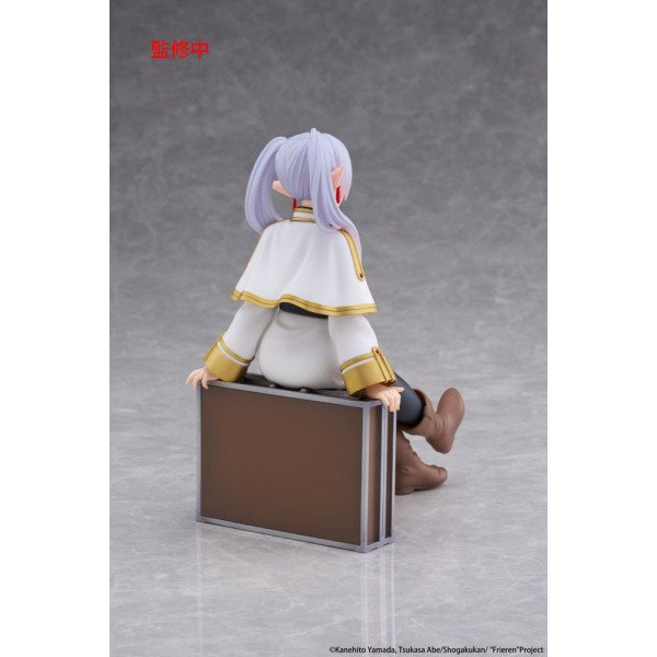 Vue arrière de la figurine Frieren Desktop Cute Figure Trunk Case Ver. montrant la coiffure et la tenue