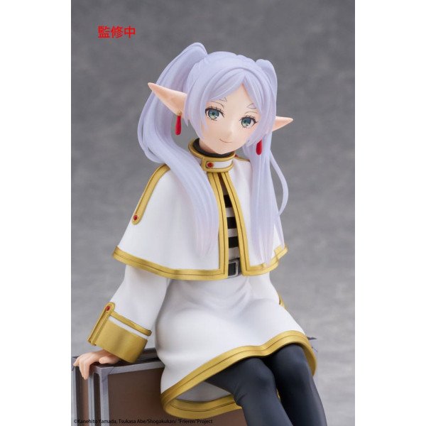 Gros plan sur le visage de la figurine Frieren Desktop Cute Figure Trunk Case Ver.