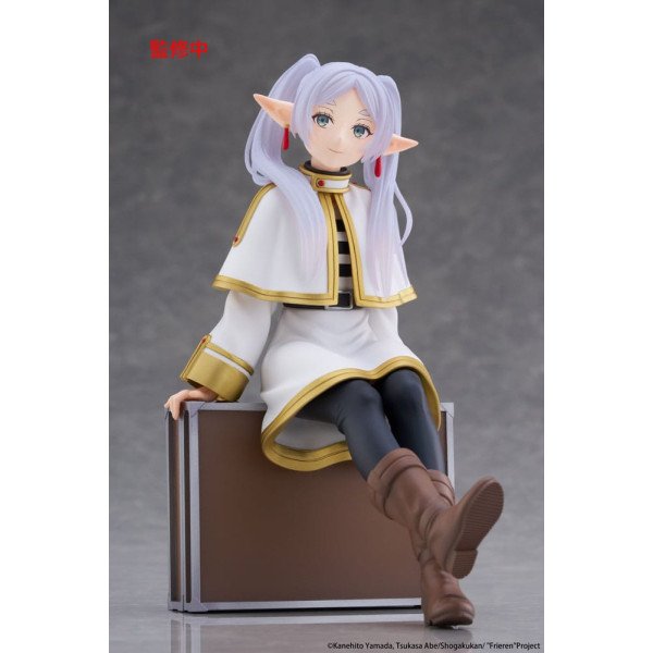 Figurine Frieren Desktop Cute Figure Trunk Case Ver. assise, vue frontale détaillée