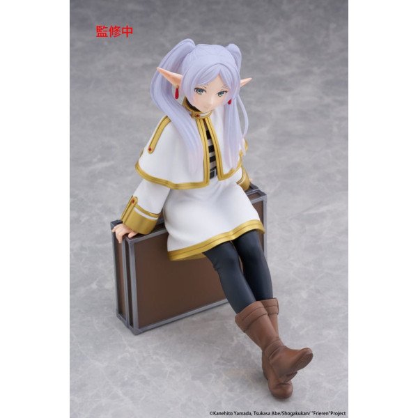 Vue en plongée de la figurine Frieren Desktop Cute Figure Trunk Case Ver. avec la malle