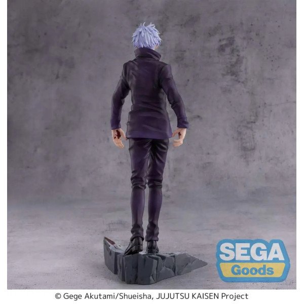 Figurine Satoru Gojo Jujutsu Kaisen Luminasta vue arrière, tenue sombre et cheveux argentés, posée sur socle rocheux