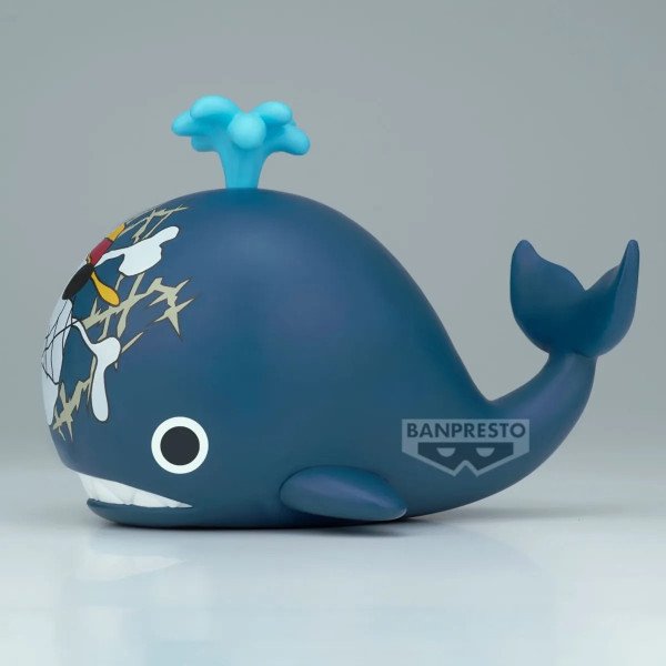 Figurine Laboon Big Sofvimates One Piece Banpresto vue trois quarts gauche montrant le symbole dessiné sur la tête.