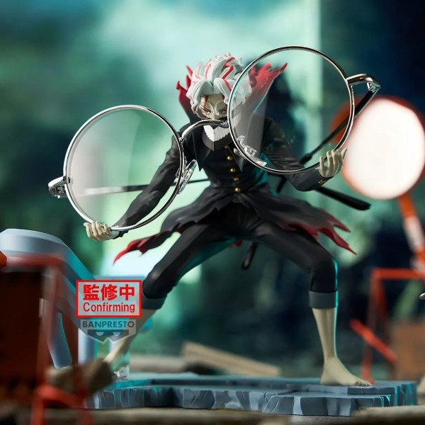 Figurine Okarun Dandadan Figlife Banpresto en posture dynamique tenant de grandes lunettes rondes sur socle effet pierre.