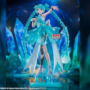 Figurine Hatsune Miku Emerald Gem Banpresto gamme Clearluxe en pied avec socle translucide et longues couettes turquoise. 2