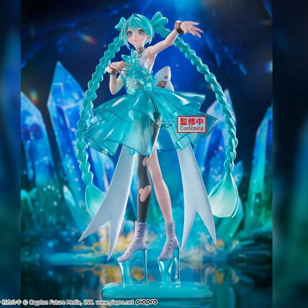 Figurine Hatsune Miku Clearluxe Emerald Gem Banpresto en decor cristaux bleus avec effet lumineux.